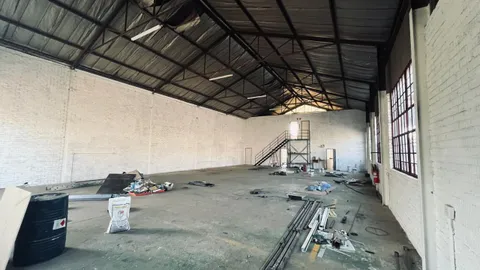 5 Neutron Rd, Chloorkop has a 438m² Warehouse Available To Let (7)
